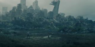 Po raz kolejny w kampanii promocyjnej widzimy ujęcie pokazujące zniszczony Nowy Jork, w którym możemy dostrzec podupadłą wieżę Avengers. Nie jest na razie jasne, w jaki sposób w tej linii czasowej doszło do zagłady miasta. Wbrew wcześniejszym spekulacjom nie stało się tak w wyniku działań Thanosa w filmie „Endgame”.