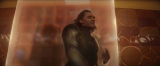 Marvel wyraźnie sugeruje, że akcja serialu rozpocznie się tuż po przejęciu przez Lokiego Tesseraktu, co zobaczyliśmy w filmie „Avengers: Koniec gry”. Prawdopodobnie niedługo później został on pochwycony przez żołnierzy organizacji Time-Keepers, formalnie określanej mianem Time Variance Authority (TVA) – to ona stoi na straży porządku linii czasowych. Warto zwrócić uwagę, że Loki już wcześniej miał świadomość jej istnienia, o czym wspomina w trailerze.