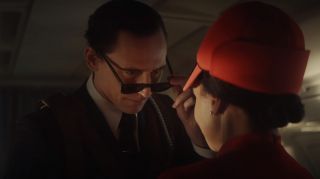 Raz jeszcze możemy zobaczyć ujęcie, w którym Loki działa jako znany z prawdziwego świata D.B. Cooper – w 1971 roku porwał on samolot, a po otrzymaniu okupu w wysokości 200 tys. USD wyskoczył z niego przy pomocy spadochronu. Coopera do dziś nie odnaleziono.