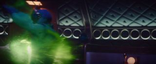 Zwróćmy uwagę, że Loki bodajże po raz pierwszy w MCU używa magii w tak wyraźnej formie – w czasie walki z nieznanym przeciwnikiem wydobywa z dłoni zieloną wiązkę energii. Kevin Feige już wcześniej zapewniał, iż w serialu zobaczymy więcej scen obrazujących potężną, magiczną moc Lokiego.