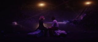 Najtrudniejszą do rozwikłania zagadką zwiastuna jest sekwencja, w ramach której Loki siedzi obok tajemniczej kobiety. Biorąc pod uwagę jej włosy i fioletową soczewkę, wielu fanów założyło, że chodzi tu o Czarną Wdowę, a akcja miałaby rozgrywać się na Vormirze. Problem polega na tym, że tuż przed swoją śmiercią Natasza miała dłuższe włosy, a postać widoczna w tej scenie nosi także futerał służący do przechowywania miecza.