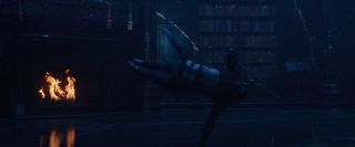 Na tej podstawie możemy zakładać, że tajemniczą kobietą jest postać portretowana przez Sophię di Martino, która według licznych spekulacji miałaby zagrać żeńską wersję Lokiego. Nie jest też wykluczone, że to właśnie ona ukrywa się pod kapturem we wcześniejszych sekwencjach zwiastuna. Nie wiemy póki co, dlaczego atakuje ona siedzibę TVA i pojawia się właściwie w każdej nowej rzeczywistości, do której trafia Loki.