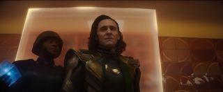 Lokiego do siedziby TVA doprowadza żołnierz trzymający w ręku przechwycony Tesserakt –wcieli się w niego znana z serialu „Kraina Lovecrafta” Wunmi Mosaku, która ma odegrać istotną rolę w produkcji MCU.