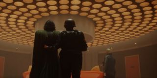 Starożytna tłumaczyła w filmie „Koniec gry”, że inne linie czasowe powstają w wyniku zabierania z nich Kamieni Nieskończoności. Wydaje się jednak, że sam fakt istnienia Time-Keepers wskazywałby raczej na to, iż do zmian na tym polu dochodzi znacznie wcześniej. Loki nie jest jedynym więźniem TVA, z kolei wśród pracowników organizacji możemy dostrzec Skrulla.