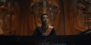 Gugu Mbatha-Raw wcieli się w serialu w rolę Sędziny Ravonny Lexus Renslayer. Komiksowy odpowiednik tej postaci to księżniczka Ravonna z czterdziestego wieku, która stała się obiektem westchnień Kanga Zdobywcy. Po odrzuceniu zalotów złoczyńca podbił królestwo jej ojca, a samą Ravonnę przeniósł do wymiaru Limbo – to właśnie w nim znajduje się z kolei królestwo Kanga.