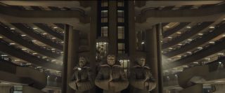 Za Renslayer widzimy figury przedstawiające 3 postacie. Wcześniej spekulowano, że mogą one symbolizować wszechpotężnego Living Tribunala, jednak najprawdopodobniej ukazują po prostu oblicza członków Time-Keepers. W komiksach byli oni 3 bytami (Ast, Vort i Zanth) obdarzonymi niemalże boskimi mocami, żyjącymi w końcowej fazie istnienia wszechświata. Ostatni dyrektor TVA - Ten, Który Zostaje - chciał, aby Time-Keepers stali się strażnikami chronologii i wiedzy o historii uniwersum w nowym cyklu kosmicznym. Sęk w tym, że potężne byty nie spełniły pokładanych w nich nadziei, zamieniając się w Time-Twisters, istoty nieustannie cofające się w czasie, aby poznać początki wszechświata.