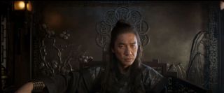 Zwróćmy uwagę, że na ręce Wenwu znajdują się tajemnicze bransolety. To najprawdopodobniej Dziesięć Pierścieni – szerzej o nich w dalszej części galerii. Mandaryn ma na sobie starożytny strój bitewny, który być może założył w czasie wielkiego starcia widocznego w dalszej części zwiastuna.