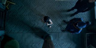 Shang-Chi w dzieciństwie trenuje pod okiem Death Dealera – zwróćmy uwagę, że uderza on w tę samą drewnianą belkę, którą widać w początkowej fazie materiału. Taki obrót spraw sugeruje, że Wenwu od samego początku szykował Shanga-Chi do roli swojego następcy. 