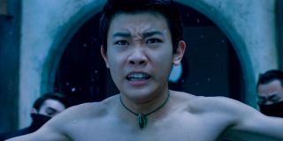 Młody Shang-Chi ma na sobie naszyjnik, który najprawdopodobniej jest pamiątką po jego zmarłej matce. 