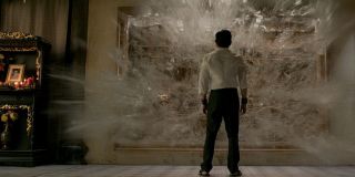 Do niewielkiej świątyni, w której przebywa Shang-Chi, przedostaje się woda. Z lewej strony ujęcia widać zdjęcie kobiety; być może jest to więc świątynia poświęcona zmarłej matce protagonisty. 