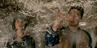 Kilka fragmentów zwiastuna wyraźnie sugeruje, że podobnie jak w komiksach Shang-Chi może korzystać z potęgi swojego chi, aby wyostrzać umysł i zmysły w nadludzki sposób. W tej sekwencji dotyka on wody, jakby ta pozostawała w bezruchu. 