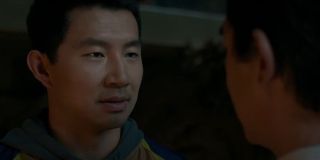 Shang-Chi odmawia Wenwu przyjęcia roli jego następcy. Nie jest jasne, dlaczego do tego doszło; być może Mandaryn dał synowi tylko 10 lat życia na wolności. Warto jednak podkreślić, że w świecie komiksów główny bohater zawsze odmawiał podążania mroczną ścieżką ojca – i to niezależnie od tego, kto nim był. 