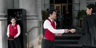 Ze zwiastuna wynika, że Shang-Chi przez 10 lat wiódł spokojne życie jako pracownik położonego w San Francisco hotelu Fairmont, jednocześnie wynajmując kawalerkę. Wygląda na to, że w ten sposób próbował on uwolnić się od wpływów i pieniędzy ojca – o tej ostatniej postaci szerzej za chwilę. Zabieg ten jest o tyle ciekawy, że w komiksach bohater początkowo uznawany był za odmieńca, żyjącego na uboczu swojej społeczności. 