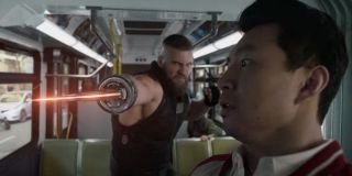 Tajemniczy napastnik z przymocowanym do dłoni, świecącym ostrzem. To pozostający na usługach Mandaryna potężny złoczyńca Razor Fist; znów podkreślmy jednak, że światło może być manifestacją energii chi, którą w trakcie walk kumulują i uwalniają poszczególne postacie. Razor Fist najprawdopodobniej przybył do San Francisco, aby uprowadzić Shanga-Chi – wygląda na to, że misja zakończyła się sukcesem, o czym świadczyłoby ujęcie pokazujące obie te postacie wysiadające z helikoptera. 