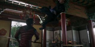 W trakcie walki z ojcem w buddyjskiej świątyni Shang-Chi ma już na sobie pełny kostium. Mamy okazję przyjrzeć się mu lepiej na zaprezentowanym w sieci plakacie. 