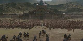 Wielka bitwa, do której dochodzi nieopodal starożytnej, chińskiej świątyni, to najprawdopodobniej fragment wspomnień Mandaryna i jego dążenia do podboju świata. Oznaczałoby to, że Wenwu w MCU jest postacią nieśmiertelną lub starzejącą się znacznie wolniej od pozostałych ludzi. 