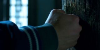 Twórcy produkcji chcą hołdować filmom odwołującym się do kung fu – świadczy o tym zagłębienie wykonane przez Shanga-Chi w jednej z belek. Warto podkreślić, że bohater doprowadził do tego bez wykorzystywania jakichkolwiek nadludzkich mocy. 