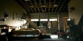 Wygląda na to, że protagonista jest nie tylko adeptem, ale również wielkim fanem popkulturowych sztuk walki. Nad jego łóżkiem znajduje się bowiem plakat wyprodukowanego w Hongkongu filmu „Kung Fu Szał” z 2004 roku, w którym główną rolę zagrał Stephen Chow. 