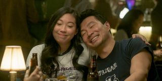 Awkwafina wcieli się w rolę Katy, przyjaciółki i współpracowniczki Shanga-Chi. Postać ta nie ma komiksowej odpowiedniczki. Wiemy jednak, że w świecie MCU z biegiem czasu Katy zacznie pełnić rolę pomocnicy głównego bohatera, nie mając pojęcia o jego przeszłości. 