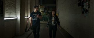 W tym ujęciu Shang-Chi ma na sobie koszulkę szkoły podstawowej Sylmar z Los Angeles; przypomnijmy jednak, że w trakcie pobytu w USA zatrzymał się on w San Francisco. 