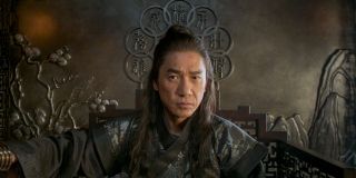 W zwiastunie mamy okazję zobaczyć Tony’ego Leunga w roli Wenwu. W rzeczywistości jest on prawdziwym Mandarynem i liderem organizacji przestępczej Dziesięć Pierścieni, jak również ojcem protagonisty. Warto nadmienić, że w najnowszych komiksach ojcem Shanga-Chi jest nieśmiertelny czarodziej Zheng Zu, będący jednocześnie przywódcą grupy Towarzystwa Pięciu Broni. 