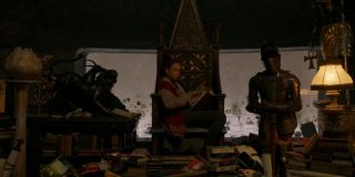 Pozbawiona słuchu Makkari (Lauren Ridloff; w tym przypadku także doszło do zmiany płci postaci) uznawana jest za najszybszą istotę w całym wszechświecie. Nie jest wykluczone, że stanie się ona posłanniczką Celestian, co sugerowały zestawy zabawek promocyjnych. Zwróćmy uwagę, że w pomieszczeniu, w którym się znajduje, widoczna jest zarówno średniowieczna zbroja rycerza (to najprawdopodobniej odwołanie do zamku Camelot i postaci Czarnego Rycerza), jak i… kultowe słodycze Pop Tarts, które stworzono w XX wieku.