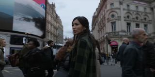 Wiele wskazuje na to, że zasadnicza część akcji filmu rozegra się we współczesności. Zauważmy, że Sersi w obecnym Londynie wydaje się nieco zagubiona; pojawiają się spekulacje, że podobnie jak w komiksach Neila Gaimana o Eternals Przedwieczni w miarę upływu kolejnych tysiącleci zapomną, kim naprawdę są, a o dawnym życiu będą im tylko momentami przypominać nawiedzające bohaterów wizje.