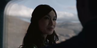 Zwiastun potwierdza, że centralnymi postaciami filmu są Sersi (Gemma Chan) i Ikaris (Richard Madden). Pierwsza z nich jest zachwycona widokiem Ziemi; warto zauważyć, że w komiksach to właśnie Sersi nawiązała najlepszą relację z mieszkańcami naszej planety, przedkładając miłość do nich nawet nad lojalność względem Przedwiecznych (w latach 90. bohaterka weszła nawet w skład Avengers).