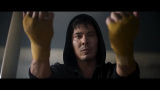 Jax wspomina, że Cole Young „odebrał mistrzowski pas Eddiemu Tobiasowi”. To imię i nazwisko to nie przypadek – odnosi się ono do twórców serii gier Mortal Kombat, Eda Boona i Johna Tobiasa.