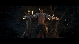 Pojedynek Jaxa i Reiko toczy się w miejscu, które przypomina The Pit, jedną z najbardziej rozpoznawalnych aren w historii cyklu Mortal Kombat.