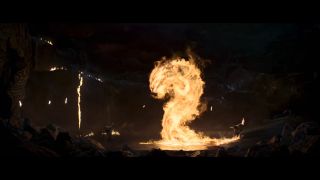 Już w trakcie kampanii promocyjnej zapowiadano kategorię R i brutalne fatality. Słowa dotrzymano i te ataki kończące pojawiają się w filmie, na dodatek są żywcem wyjęte z gier. Liu Kang przywołuje ognistego smoka (w grach sam zmieniał się w wielkiego gada), Kano wyrywa serce, Kung Lao rozciną Nitarę na pół swoim kapeluszem, Shang Tsung wysysa duszę, a Scorpion spala Sub-Zero ognistym oddechem.