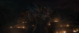 Shao Kahn to słynny antagonista, którego w filmie zabrakło. W jednej ze scen widzimy jednak przedstawiający go posąg.