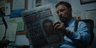 Mulligan czyta gazetę Daily Bugle, doskonale znaną z komiksów o Spider-Manie. Nie jest wykluczone, że ten easter egg jest związany z wprowadzeniem do franczyzy „Venoma” koncepcji multiwersum – logo gazety jest bowiem dokładnie takie samo, jak w filmach Sama Raimiego o Pajączku, a po jej zgięciu widzimy litery „ENGERS”, co może wskazywać na opisanie którejś z przygód Avengers. 