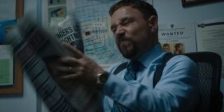 Za Mulliganem możemy zobaczyć list gończy za „E. Larsenem”; być może to nawiązanie do twórcy komiksów Erika Larsena, który odpowiadał m.in. za serię ze Spider-Manem i Venomem w rolach głównych. 