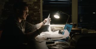 Wiele wskazuje też na to, że Brock pracuje dla Daily Bugle – biorąc pod uwagę fakt, że tylko on ma w chwili obecnej dostęp do Kasady’ego, to najprawdopodobniej Eddie jest autorem artykułów o mordercy, które ukazują się w gazecie. 