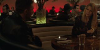 Eddie wciąż utrzymuje kontakty z dawną dziewczyną, Anne Weying (która w komiksach została żeńską wersją Venoma). Warto jednak zauważyć, że z przebiegu zwiastuna wynika, iż ich spotkanie nie pójdzie po myśli Brocka. 