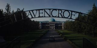 Trailer produkcji wprowadza znany z komiksów Instytut Ravencrofta, uznawany za marvelowski odpowiednik Azylu Arkham z DC. To tutaj terapii poddawani zostają najgroźniejsi przestępcy, przy czym często efektem zabiegów medycznych jest pogorszenie się ich kondycji mentalnej. Wszystko wskazuje na to, że w tej placówce przetrzymywany jest przynajmniej jeden inny symbiont. 