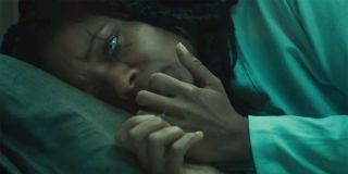 Naomie Harris wcieli się w rolę Frances Barrison, znanej bardziej jako symbiont Shriek. W komiksach była ona kochanką Kasady’ego, która walnie przyczyniała się do szerzenia przez Carnage’a chaosu. Warto odnotować, że oczy bohaterki mogą wskazywać na to, iż w czasie pobytu w Instytucie Ravencrofta została ona opanowana przez symbionta. 