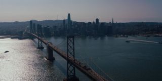 Początkowe ujęcie zwiastuna potwierdza, że akcja filmu – podobnie jak pierwszej części – będzie rozgrywać się w San Francisco. Warto jednak zauważyć, że znaczna część zdjęć powstała w położonym w Wielkiej Brytanii studiu Leavesden. 