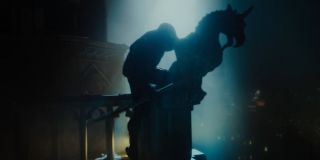 Venom przybiera pozę podobną do Batmana spoglądającego w nocy na Gotham City. Nie jest wykluczone, że próbuje się on przedostać właśnie do Instytutu Ravencrofta – wskazuje też na to odwołanie do misji ratunkowej, o którym wspomina z offu Kasady. 