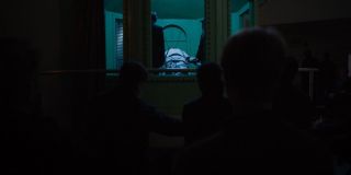 W trakcie publicznej egzekucji Cletusa widzimy płaczące osoby, prawdopodobnie rodziny zamordowanych przez niego ludzi. To  właśnie w czasie tej sekwencji przepływająca przez ciało Kasady’ego trucizna doprowadzi do jego transformacji w Carnage’a. Z konstrukcji zwiastuna może wynikać, że egzekucja odbędzie się w Instytucie Ravencrofta – być może dlatego to właśnie tutaj przybył Venom. 