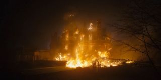 Ten płonący budynek to najprawdopodobniej Instytut Ravencrofta. Widocznymi w ujęciu dwoma postaciami mogą być Kasady i Barrison. 