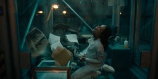 Ta scena może potwierdzać, że Harris gra Shriek – w komiksach symbiont potrafił manipulować dźwiękiem, dlatego w Instytucie Ravencrofta kobieta trafiła najprawdopodobniej do dźwiękoszczelnej celi. 