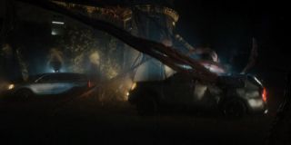 Finałowe sekwencje zwiastuna pokazują Carnage’a w akcji. Nie jest wykluczone, że zmierzy się on ze strażnikami w Instytucie w trakcie zamieszek, a później zacznie rzucać znajdującymi się na zewnątrz pojazdami – być może dopiero później dojdzie do pożaru placówki. 