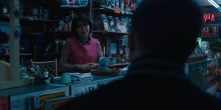 Venom w sklepie pani Chen chciałby czekoladę. W komiksach symbiont pochłaniał spore jej ilości, próbując zabić potrzebę pożerania ludzkich mózgów – czekolada miała być zamiennikiem jeśli chodzi o dostarczanie do jego organizmu fenyloetyloaminy. 