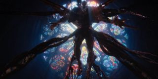 Ostatnie ujęcie zwiastuna pokazuje Carnage’a przebijającego się przez okno świątyni. Być może dojdzie tu do pojedynku z przerażającym symbiontem – przypomnijmy, że rasa ta ma słabość w postaci głośnych dźwięków, które mogłyby emitować kościelne organy lub dzwony. Z tego motywu skorzystano już w filmie „Spider-Man 3”. 