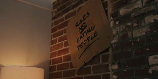 Materiał sugeruje, że Eddie Brock i Venom będą zachowywać się jak współlokatorzy z filmu w typie buddy movie – to właśnie dlatego w ich relacji pojawia się podstawowa zasada o niejedzeniu ludzi. Ze słów Andy’ego Serkisa wynika, że pomiędzy pierwszą a drugą częścią filmu upłynie 18 miesięcy; to sporo czasu na to, aby Brock i jego symbiont wypracowali płaszczyznę porozumienia pomiędzy sobą. 