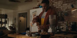 Zwróćmy uwagę, że w mieszkaniu Eddiego zastajemy wielki bałagan i kury, które być może są przekąską dla Venoma. 