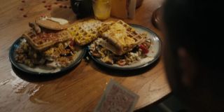 Podczas śniadania zostaje pokazana karta, do złudzenia przypominająca tę, którą w więzieniu trzymał w dłoniach Cletus Kasady. Nie jest wykluczone, że ten ostatni ponownie nawiązuje kontakt z Brockiem, zapraszając go do kolejnych odwiedzin. 