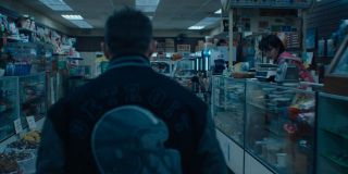 Wizyta w sklepie znanej z pierwszej części filmu pani Chen pokazuje Venoma jako „przyjaznego kumpla z sąsiedztwa” – to określenie od lat używane jest w komiksach do opisu postaci Spider-Mana. Biorąc pod uwagę fakt, w jaki sposób Brock/Venom przepędził ze sklepu przestępców w premierowej odsłonie franczyzy, możemy założyć, że kobieta jest jedną z niewielu osób znających prawdę o alter ego Eddiego. 